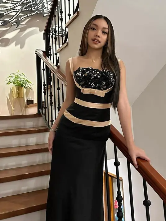 Naura Ayu tampil mengenakan dress hitam dengan list coklat pita coklat dan berpayet di bagian dada. Diketahui, dress tersebut milik sang mamah. [@naura.ayu]