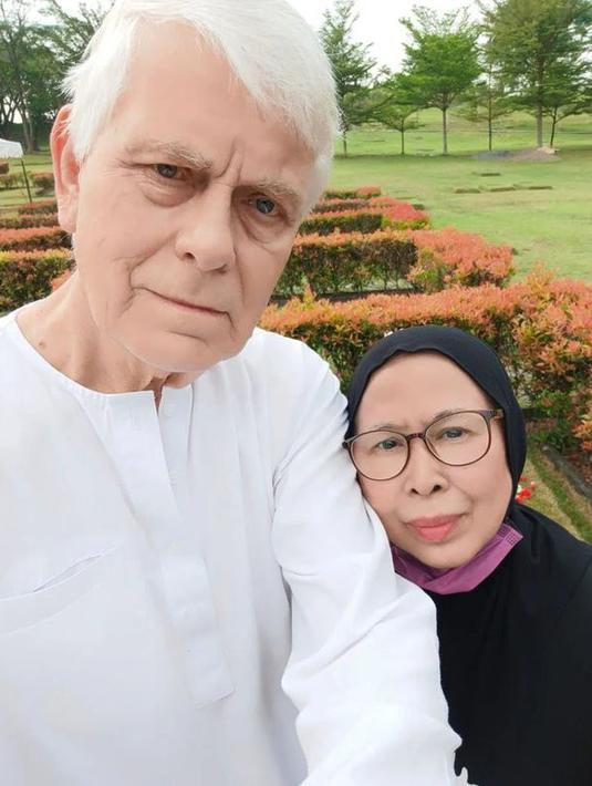Diketahui keluarga Ashraf yang selama ini tinggal di Malaysia berkunjung ke Indonesia. Mereka kembali ziarah ke makam sang putra. (instagram.com/bclsinclair)