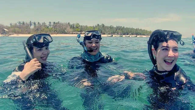 6 Potret Arumi Bachsin Menyelam Bareng Ibu PKK se-Madura, Seru Banget