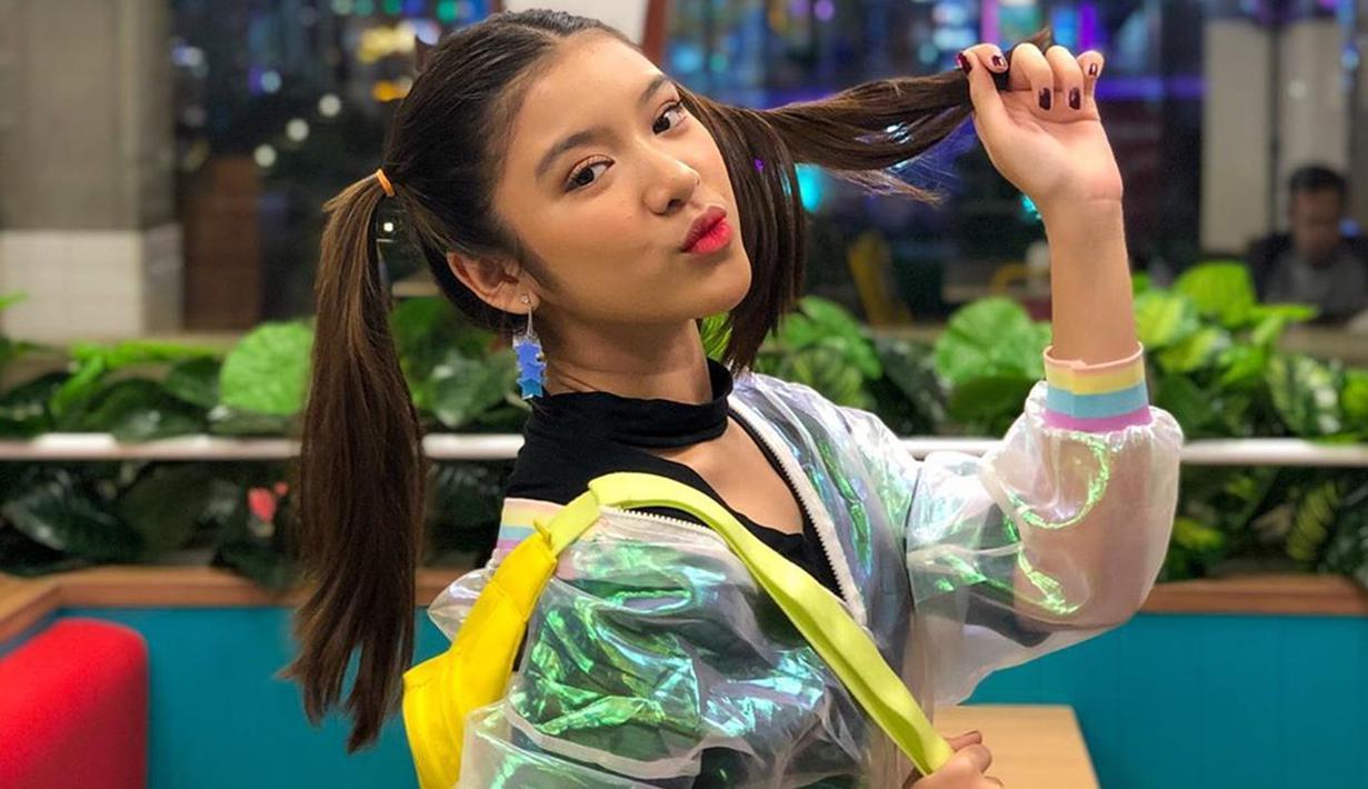 Dibeberapa kesempatan, perempuan kelahiran Jember ini terlihat sering menata rambutnya dengan diikat dua. Penampilan Tiara ini pun terlihat santai namun juga fresh. (Liputan6.com/IG/@tiaraanugrahh)