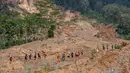 Sebelumya, bencana tanah longsor yang melanda Dusun Situkung, Desa Pandanarum, Kecamatan Pandanarum, Kabupaten Banjarnegara pada Minggu (16/11/2025). Tampak dalam foto, anggota tim penyelamat berjalan di lokasi longsor Desa Situkung, Banjarnegara, Jawa Tengah, pada Selasa 18 November 2025. (DEVI RAHMAN/AFP)
