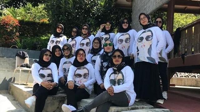 6 Aksi Emak saat Arisan Ini Kocak, dari Bungkus Makanan Hingga Foto Bersama