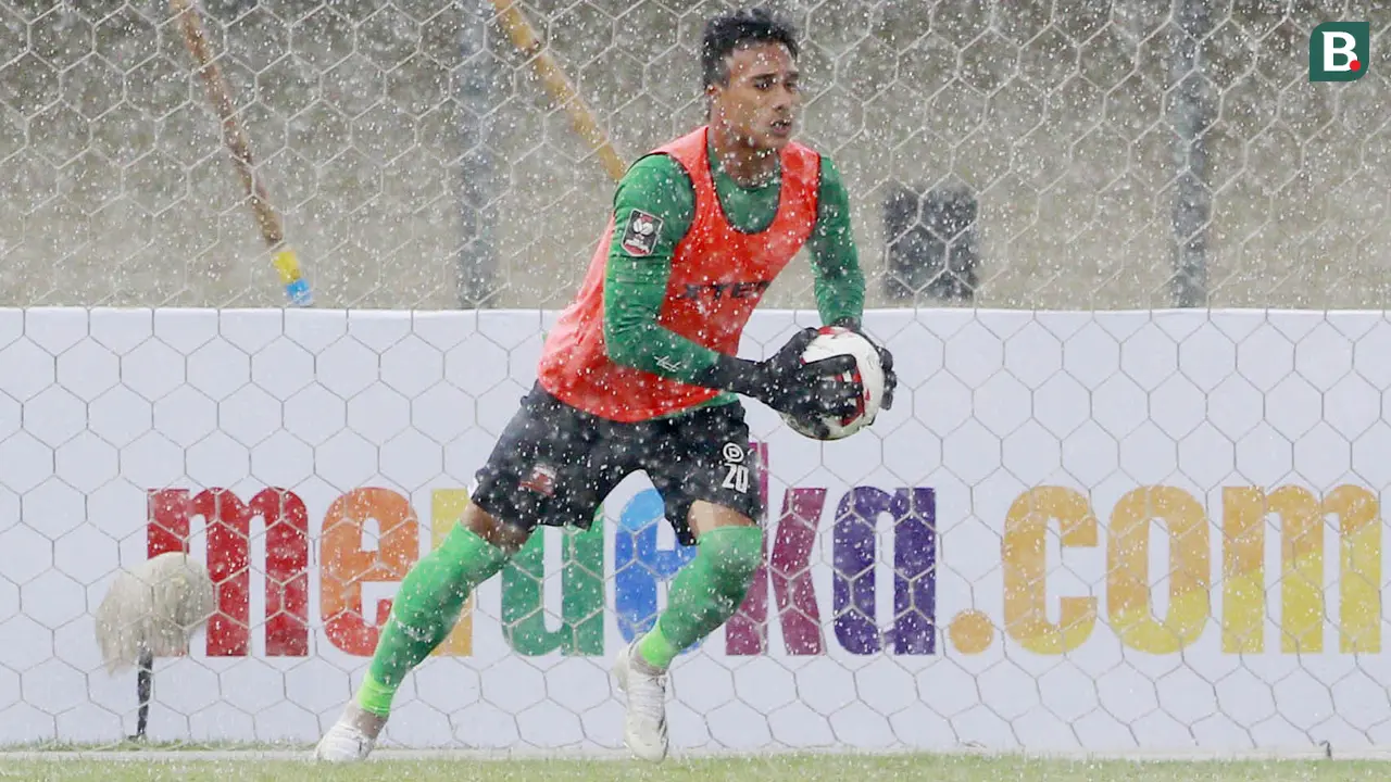 FOTO: Momen Unik Muhammad Ridho Pakai Rompi Saat MU Hadapi PSS Sleman di Piala Menpora