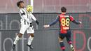 Pemain Juventus, Cuadrado, mengontrol bola saat melawan Genoa pada laga Liga Italia di Stadion Luigi-Ferraris, Senin (14/12/2020). Juventus menang dengan skor 1-3. (Tano Pecoraro/LaPresse via AP)