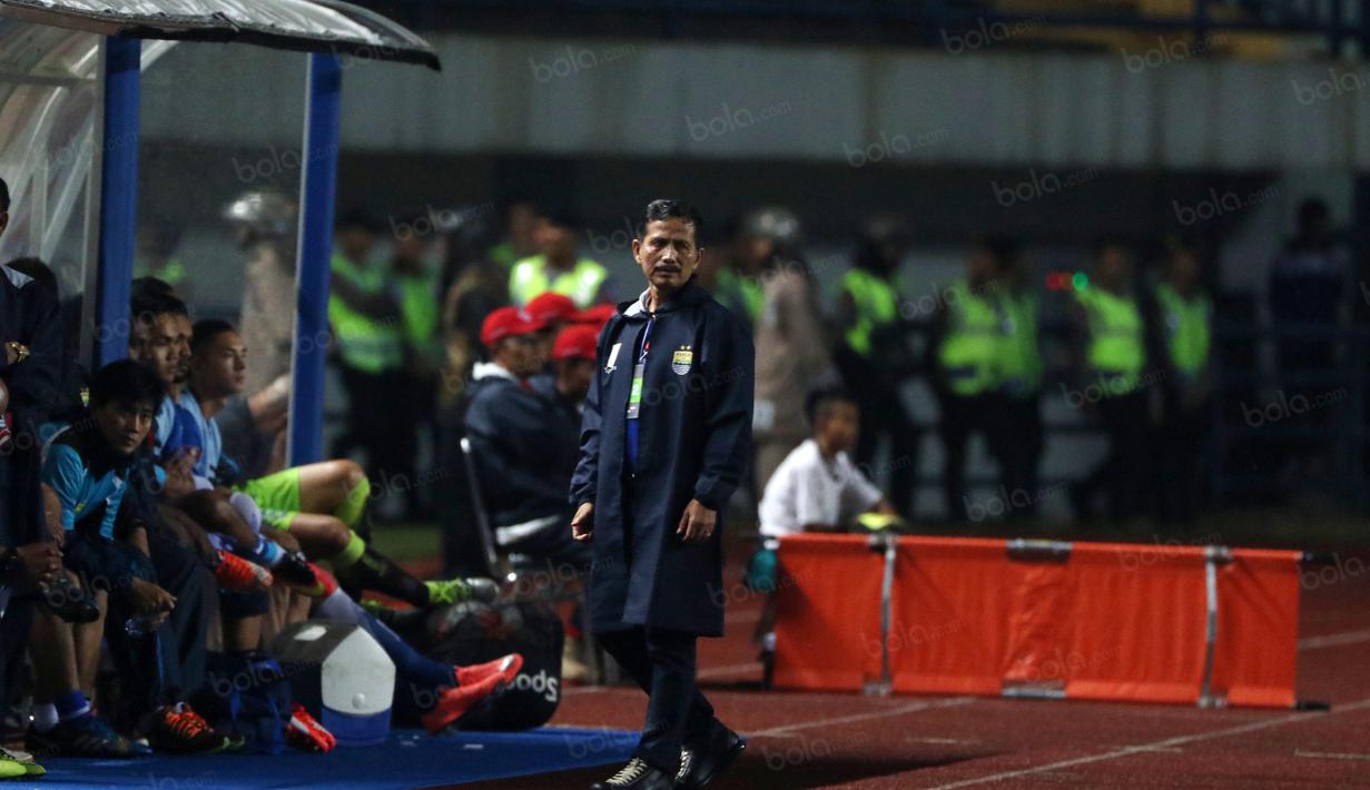 Djajang Nurjaman saat mendampingi Persib Bandung saat melawan PSM Makassar di Stadion Gelora Bandung Lautan Api, Bandung, Sabtu (2/7/2016). Persib menang 3-2. (Bola.com/Nicklas Hanoatubun)