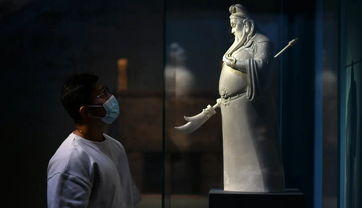 Seorang pengunjung mengamati karya seni yang ditampilkan dalam pameran di Museum Nasional China di Beijing, pada 30 Agustus 2020. Pameran tersebut, yang menampilkan lebih dari 200 karya seni tradisional dari Provinsi Fujian di China selatan, digelar di Beijing pada Minggu (30/8). (Xinhua/Jin Liangku