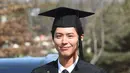 Dan akhirnya perjuangan Park Bo Gum pun tidak sia-sia. Ia pun akhirnya lulus dari pendidikan S1-nya. (Foto: soompi.com)