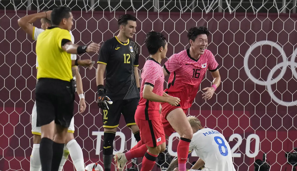 Hwang Ui-jo. Striker Korea Selatan berusia 28 tahun yang saat ini memperkuat Bordeaux sejak 2 musim lalu ini juga telah mencetak 3 gol di Olimpiade Tokyo 2020. Ketiga gol dicetaknya saat mengalahkan Honduras 6-0. (Foto: AP/Fernando Vergara)