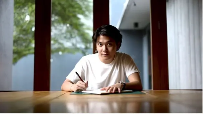 Pertama Kali Bikin Vlog, Iqbaal Ramadhan Ungkap Suka Belanja Baju Bekas