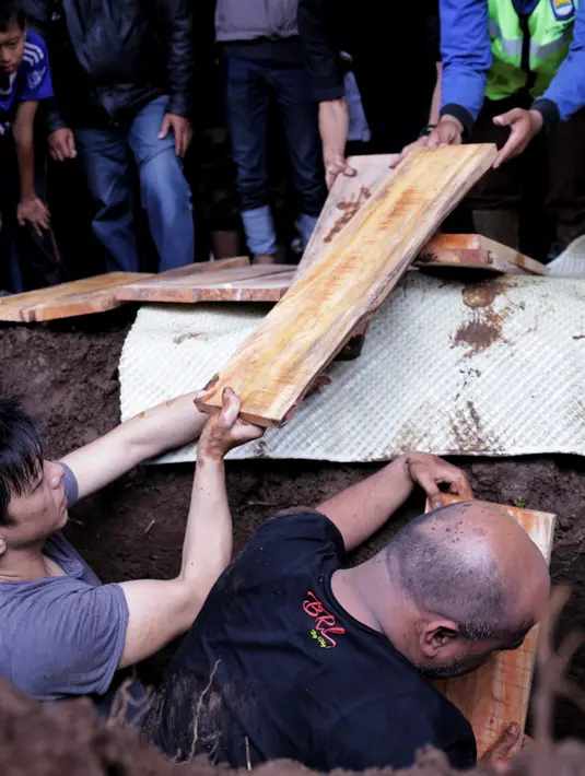 Kekasih dari Sophia Latjuba ini kerap sibuk membantu prosesi pemakaman ayahnya tersebut. (Adrian Putra/Bintang.com)