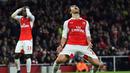 Ekspresi pemain Arsenal, Joel Campbell (kiri) dan Mathieu Flamini, setelah gagal memanfaatkan peluang di depan gawang Chelsea dalam lanjutan Liga Inggris di Stadion Emirates, London, (24/1/2016). (AFP/Ben Stansall)