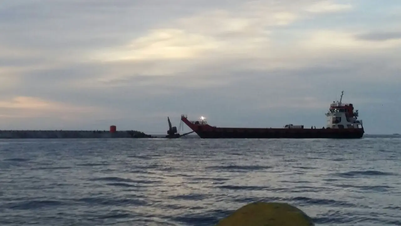 Saling Lempar 2 Perusahaan Soal Pengerukan Pasir Putih Berbahaya