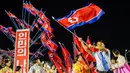 Penampil mengibarkan bendera nasional saat acara perayaan Hari Ulang Tahun ke-74 Korea Utara di Kim Il Sung Square, Pyongyang, Korea Utara, 9 September 2022. (KIM Won Jin/AFP)