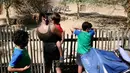 Para pengunjung melihat zebra di Kebun Binatang Los Angeles, Amerika Serikat (AS), pada 26 Agustus 2020. Kebun binatang tersebut dibuka kembali untuk umum dengan menerapkan langkah-langkah pencegahan kesehatan setelah ditutup selama 166 hari akibat pandemi COVID-19 yang masih merebak. (Xinhua)