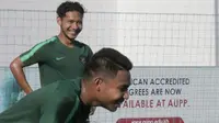 Pemain Timnas Indonesia U-22, Gian Zola, tertawa saat latihan di Lapangan AUPP, Phnom Penh, Selasa (19/2). Latihan ini persiapan jelang laga Piala AFF U-22 melawan Malaysia. (Bola.com/Zulfirdaus Harahap)