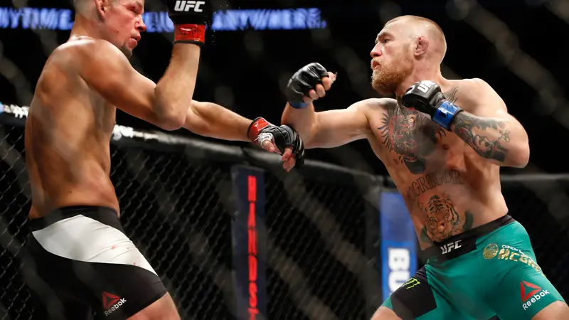 Conor McGregor (kanan) berencana kembali ke UFC setelah menghadapi Floyd Mayweather Jr. 