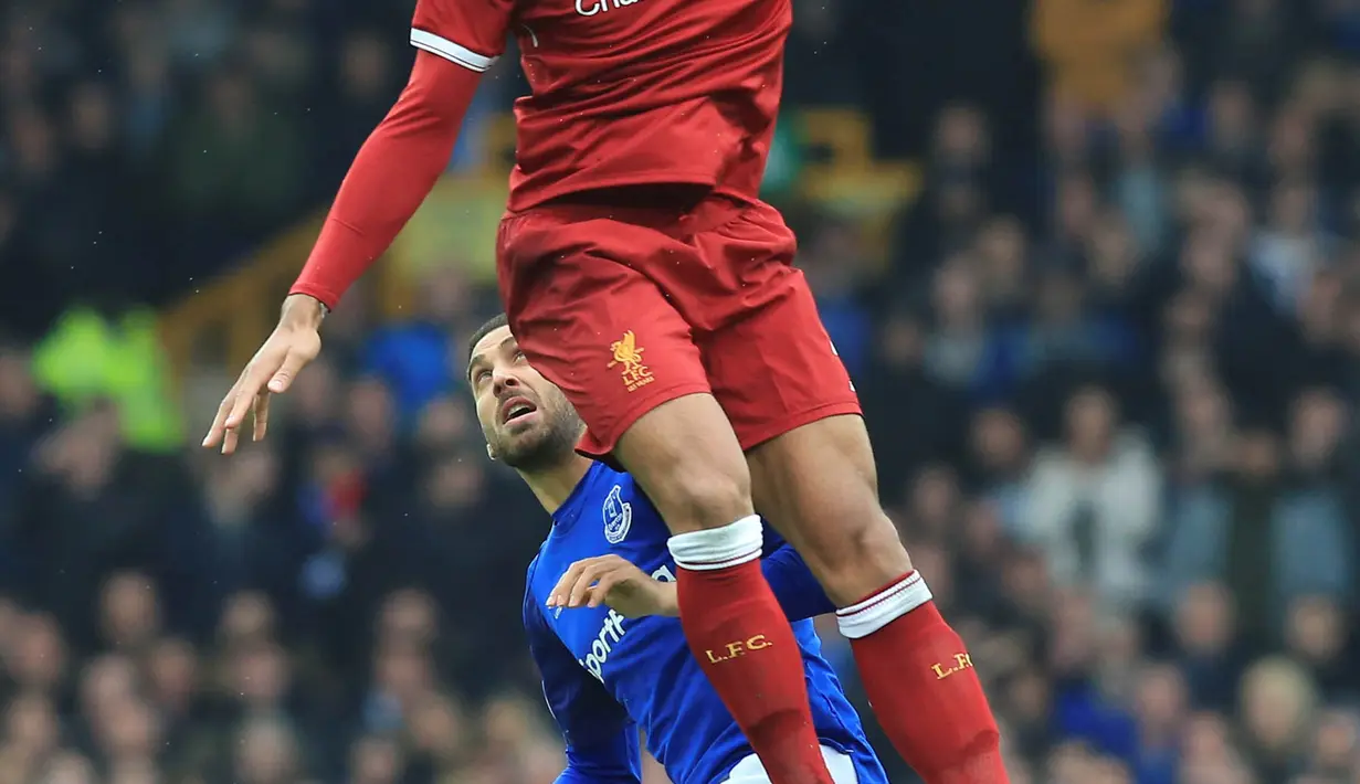 Bek Liverpool, Virgil Van Dijk, membuang bola dari jangkauan bek Everton. Cuco Martina, pada laga Premier League di Stadion Goodison Park, Liverpool, Sabtu (7/5/2018). Kedua klub bermain imbang 0-0. (AFP/Lindsey Parnaby)