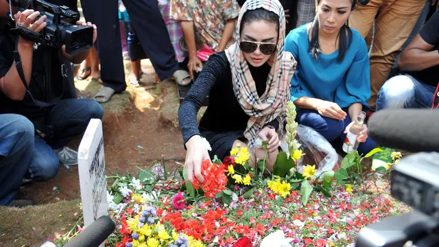 Keluar dari Penjara, Nikita Mirzani Ziarah ke Makam Olga Syahputra