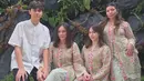 Di Lebaran ke-2, Wulan Guritno kompak dengan kedua putrinya mengenakan atasan siluet kebaya berbordir warna hijau pink dipadukan rok lace warna hijau. [@wulanguritno]