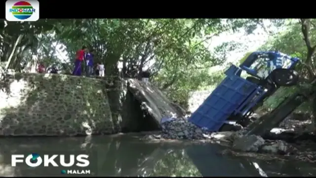 Tak kuat menahan beban muatan, sebuah jembatan penghubung antar desa di Jember, Jawa Timur ambruk.