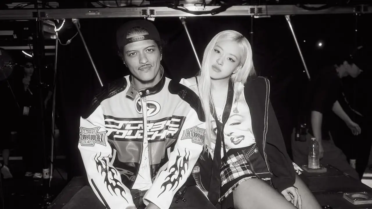 Potret Bruno Mars dan Rose Tampil Serasi di Konser BLACKPINK, Kompak Pakai Varsity Jacket Bawakan ‘APT.’ Bareng!