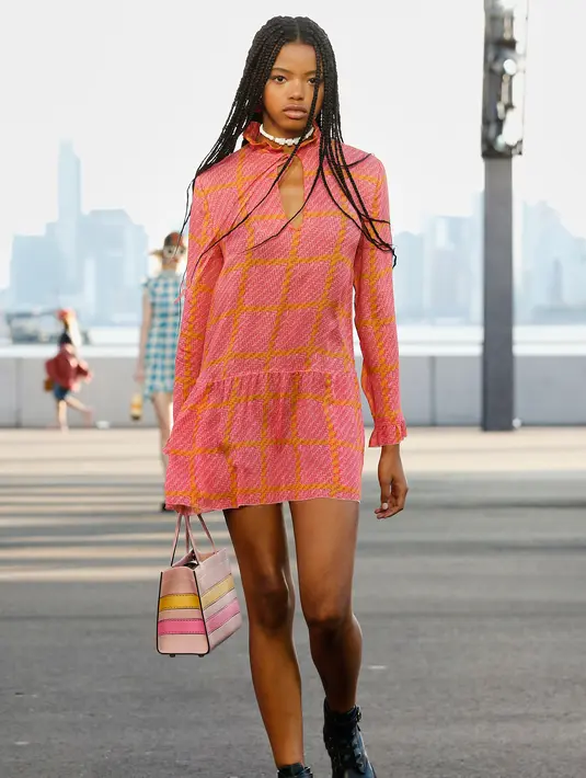 Seluruh koleksi ini juga dibuat untuk bertahan dalam waktu lama, menghadirkan pembaruan dari Cashin Carry Tote yang dibuat dari kulit ramah lingkungan dan didaur ulang dari sarung tangan bisbol, serta daur ulang denim untuk koleksi vintage RTW milik Bonnie Cashin. Foto: Document/Coach.