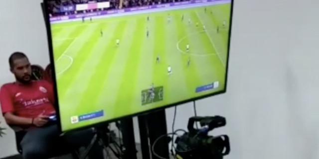 VIDEO: TikTok Bola.com, Dua Bintang Persija Jakarta, Andritany Ardhiyasa dan Rezaldi Hehanussa Pemanasan Jelang BOLA Esports Challenge