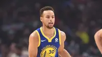 Guard Golden State Warriors, Stephen Curry, mencetak 31 poin saat timnya mengalahkan Los Angeles Clippers 141-113 di Staples Center, Los Angeles, Senin (30/10/2017). (NBA)