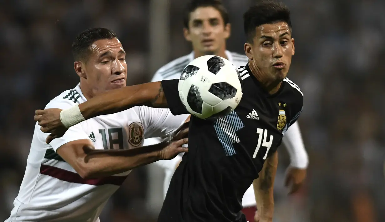 Aksi gelandang Argentina, maximiliano Meza Meksiko pada laga persahabatan yang berlangsung di stadion Malvinas, Rabu (21/11). Argentina menang 2-0 atas Meksiko (AFP/Andres Larrovere)