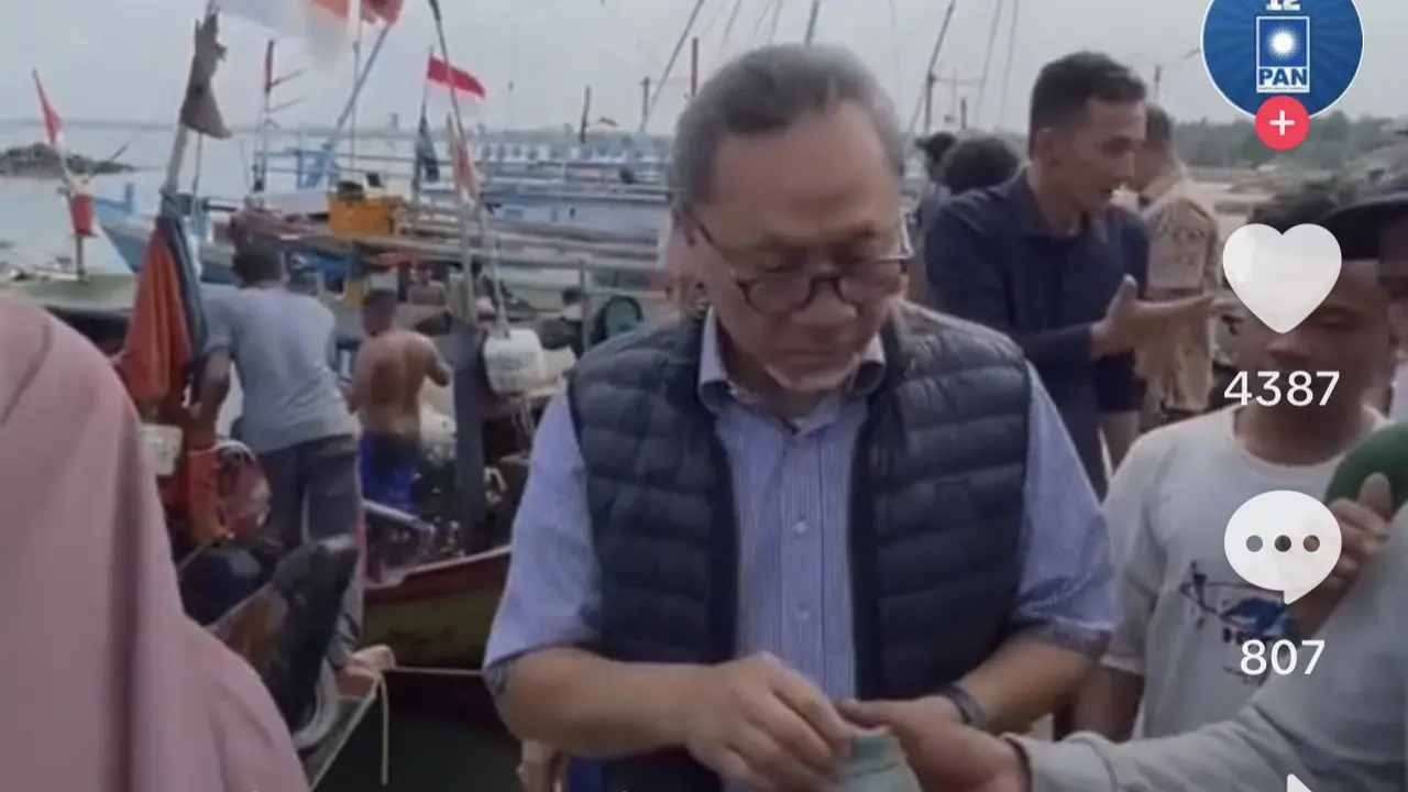 Video Ketua Umum Partai Amanat Nasional (PAN) Zulkifli Hasan (Zulhas) bagi-bagi uang ke nelayan viral di media sosial.
