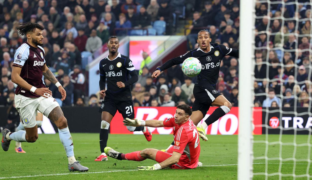 Joao Pedro menjadi keran gol Chelsea pada menit ke-35. Pemain Brasil tersebut juga sukses mencatatkan namanya sebagai pencetak hattrick dalam kemenangan 4-1 Chelsea. (AFP/Darren Staples)
