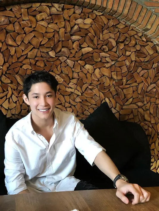 "Iya nggak juga (takut LDR) sih sebenarnya bisa cari pacar di sana juga kan (London) cuma memang belum dapat yang pas aja. Di sana juga banyak banget orang Indonesia, Rassya juga nongkrong sama orang-orang Indonesia," ungkapnya. (Instagram/teukurassya)