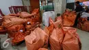 Tumpukan barang di Kantor Pos Besar, Jakarta, Rabu (8/7/2015). Pengiriman paket pos menjelang Lebaran di kantor pos tersebut meningkat 20 persen atau mencapai 4000 paket setiap hari. (Liputan6.com/Faizal Fanani)