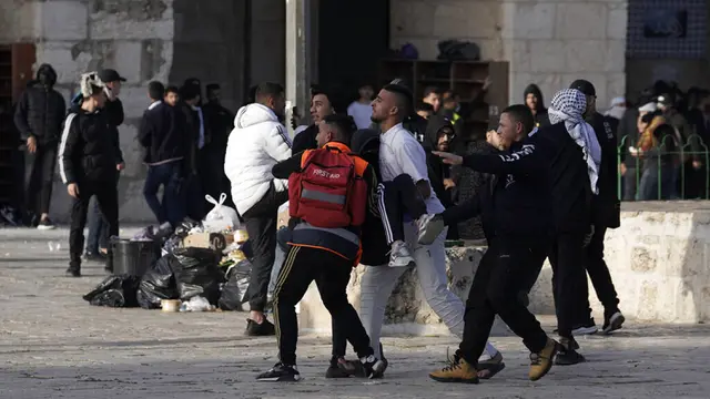 FOTO: Pemuda Palestina dan Polisi Israel Kembali Bentrok di Kompleks Masjid Al Aqsa