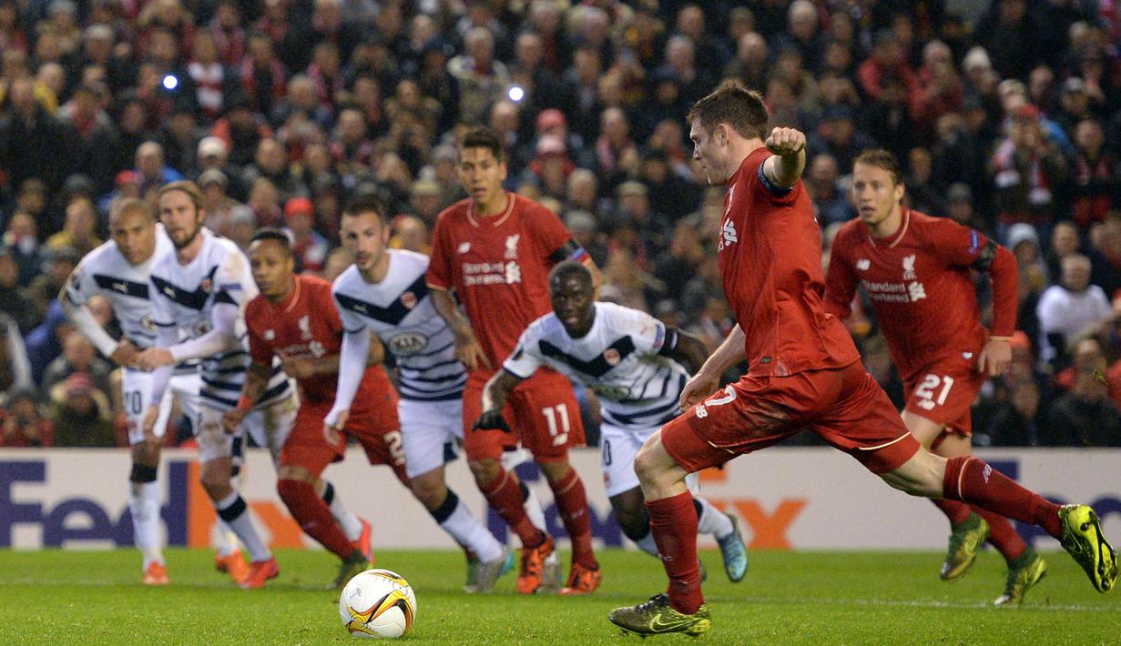 Gelandang Liverpool, James Milner, melakukan eksekusi penalti pada laga Liga Europa melawan Bordeaux di Stadion Anfield, Inggris, Kamis (26/11/2015). (AFP Photo/Oli Scarff)