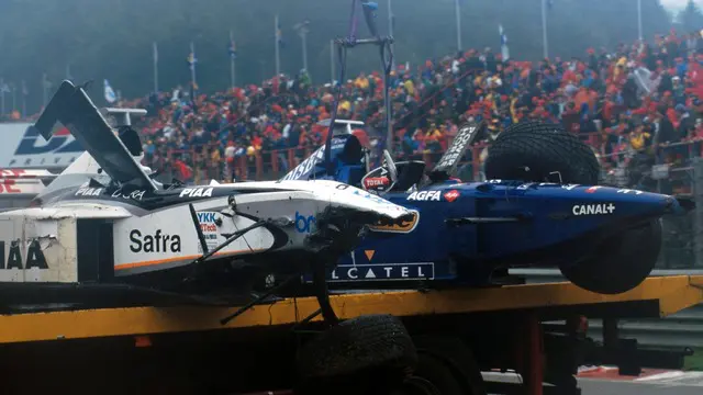 Tabrakan dramatis yang melibatkan 13 pebalap Formula Satu di Sirkuit Spa-Francorchamps GP Belgia pada tahun 1998.