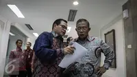 Darmin Nasution  (kanan) dan Pramono Anung berdiskusi jelang pengumuman paket kebijakan ekonomi jilid XI, Jakarta, Selasa (29/3). Salah satu paket kebijakan yaitu pengendalian resiko untuk memperlancar arus barang di pelabuhan (Liputan6.com/Faizal Fanani)