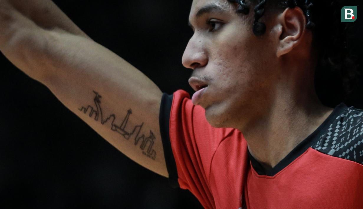 Tato perkotaan Jakarta milik pemain Timnas Basket Indonesia, Derrick Michael saat melakukan pemanasan sebelum babak play off perempat final FIBA Asia Cup 2022 melawan China pada Sabtu (16/07/2022) di Istora Senayan, Jakarta. (Bola.com/Bagaskara Lazuardi)