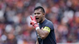 Kiper Persija Jakarta, Andritany Ardhiyasa, saat melawan Ceres-Negros pada laga Piala AFC 2019 di SUGBK, Jakarta, Selasa (23/4). Persija takluk 2-3 dari Ceres-Negros. (Bola.com/M Iqbal Ichsan)