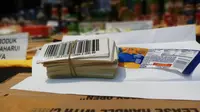 Polisi menyita label yang digunakan untuk mengubah masa kedaluwarsa makanan. (Liputan6.com/Ady Anugrahadi)