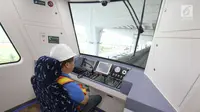 Petugas duduk di ruang kontrol kereta tanpa awak Skytrain di Bandara Soekarno-Hatta, Tangerang, Selasa (15/8). Skytrain Bandara Soekarno-Hatta akan beroperasi dengan tiga trainset, yang terdiri atas enam gerbong. (Liputan6.com/Helmi Afandi)
