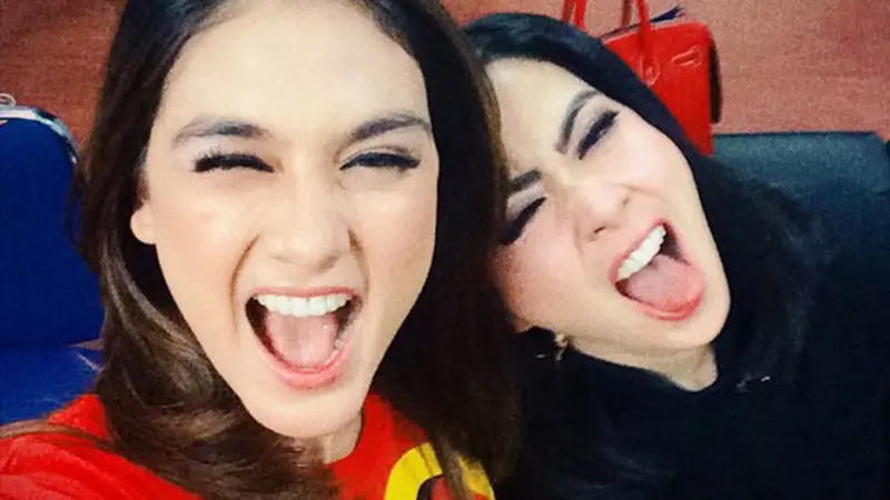 Selfie Luna Maya dan Syahrini (Sumber Foto: Brilio.net - Instagram/@lunamaya)