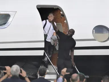 Romelu Lukaku, (kedua dari kiri) saat mendarat di Bandara Ciampino, Roma, Selasa (29/8/2023). (Alfredo Falcone/LaPresse via AP)