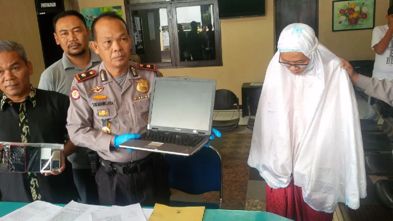 Pria Bermukena Bikin Resah Jemaah Masjid Daarut Tauhid