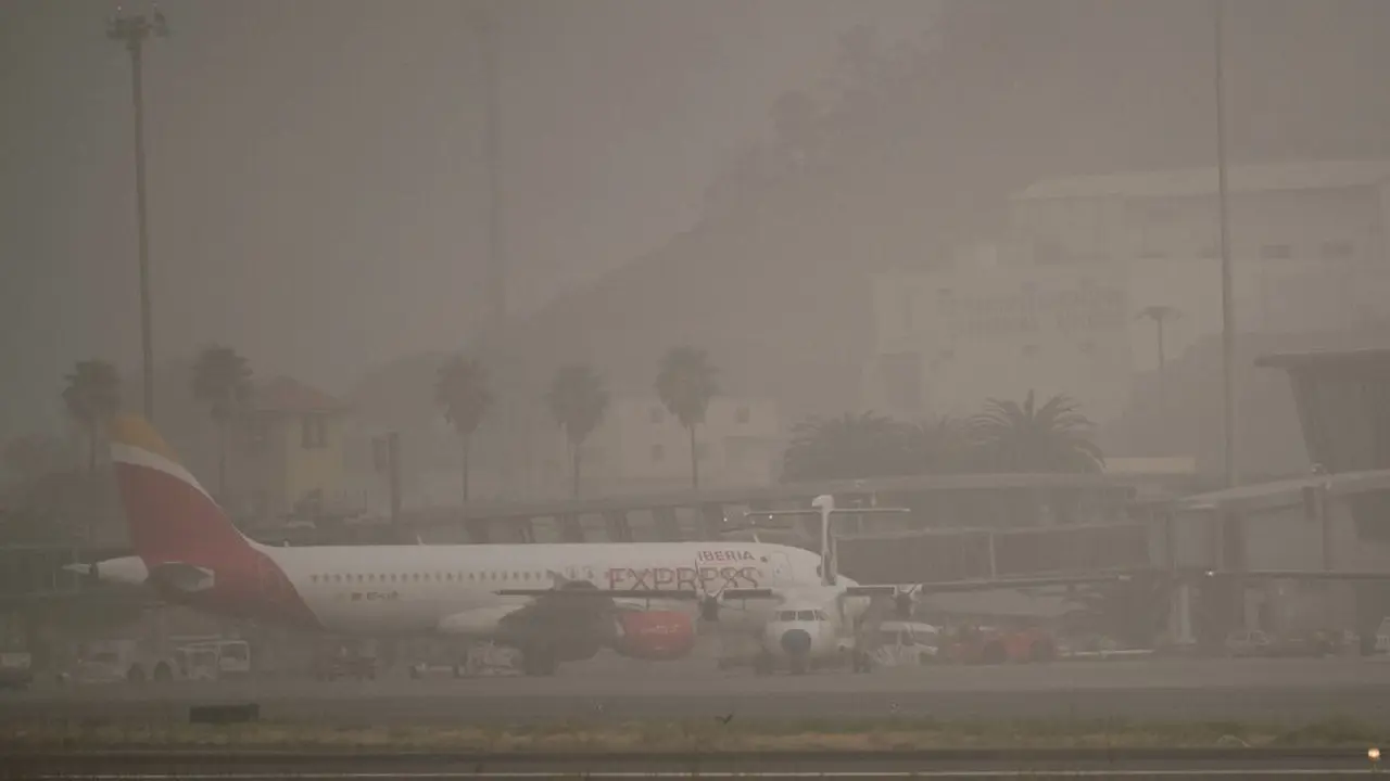 Pesawat penumpang di landasan pacu bandara di Santa Cruz de Tenerife, Spanyol, Senin, 24 Februari 2020. Semua bandara di Kepulauan Canary Spanyol telah dibuka kembali meskipun angin kencang masih membawa pasir dan debu dari gurun Sahara.