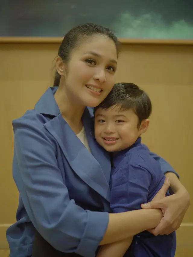 6 Potret Sandra Dewi Saat Main Bersama Anak Pertamanya Raphael Moeis
