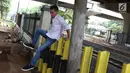 Pejalan kaki melompati pagar perlintasan kereta api di kawasan Tanjung Barat, Jakarta, Senin (7/1). Sejumlah pejalan kaki tetap memilih untuk melompati pagar pembatas dari pada menggunakan fasilitas JPO. (Liputan6.com/Immanuel Antonius)