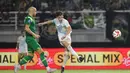 Pemain PSIM Yogyakarta, Cofre Deri Antony (kanan) berhasil melakukan tendangan ke gawang Persebaya Surabaya pada pertandingan pembuka BRI Super League 2025/2026 di Stadion Gelora Bung Tomo, Jumat (08/08/2025) malam WIB. (Bola.com/Abdul Aziz)