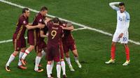Pemain Rusia menyambut gol yang dicetak Vasily Berezutskiy ke gawang Inggris pada laga Grup B Piala Eropa 2016 di Stade Velodrome, Marseille, Minggu (12/6/2016) dini hari WIB. (AFP/Boris Horvat)