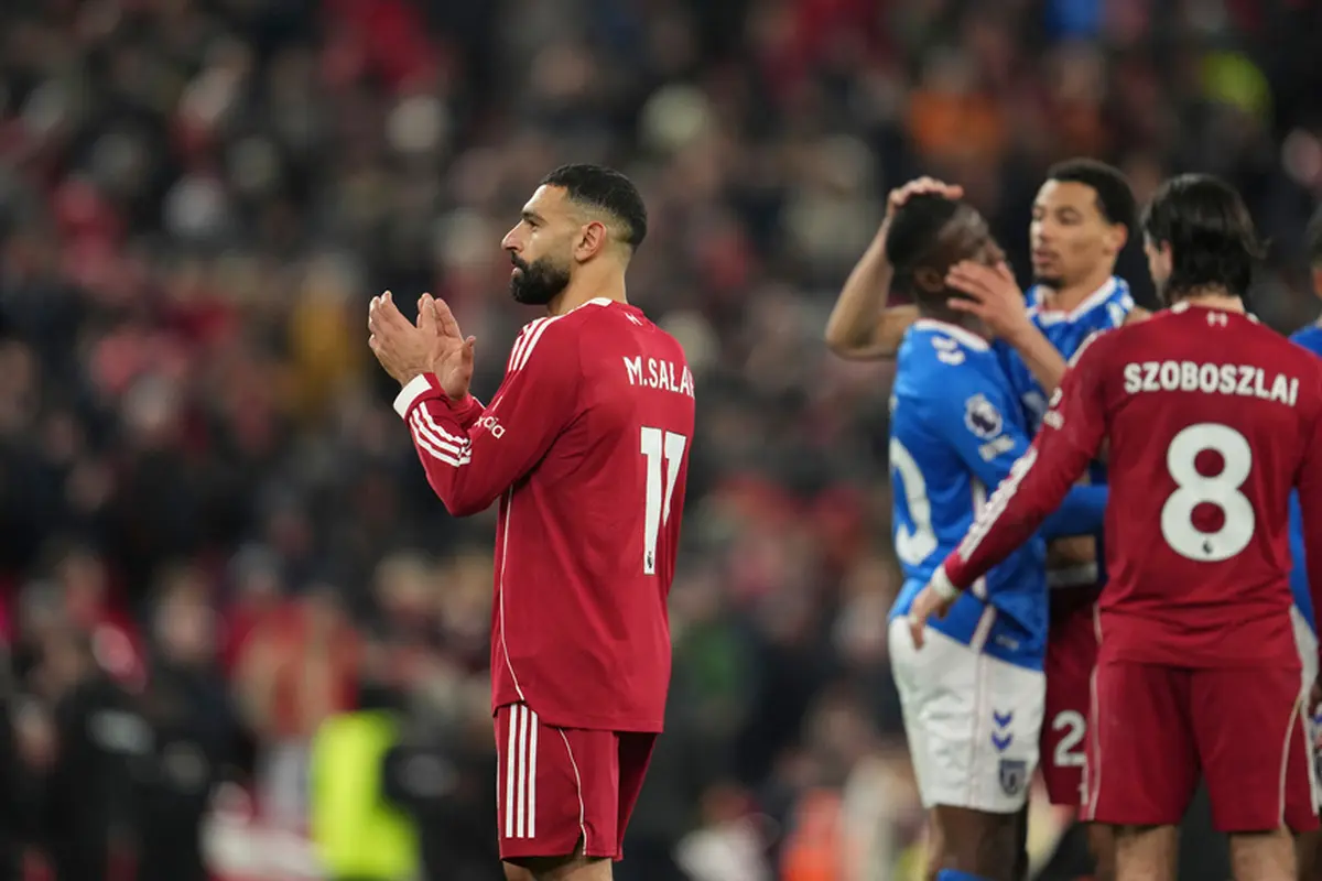 Mohamed Salah memberikan tepuk tangan pada fans Liverpool usai laga kontra Sunderland di pekan ke-14 Liga Inggris 2025/2026 di Anfield Stadium, Kamis (04/12/2025) dini hari WIB